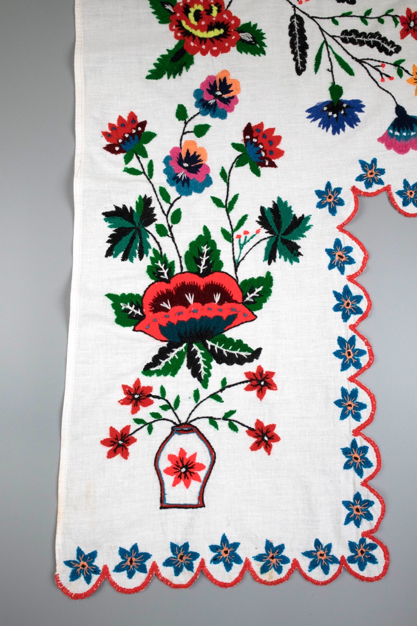 Вишитий божник-завіска